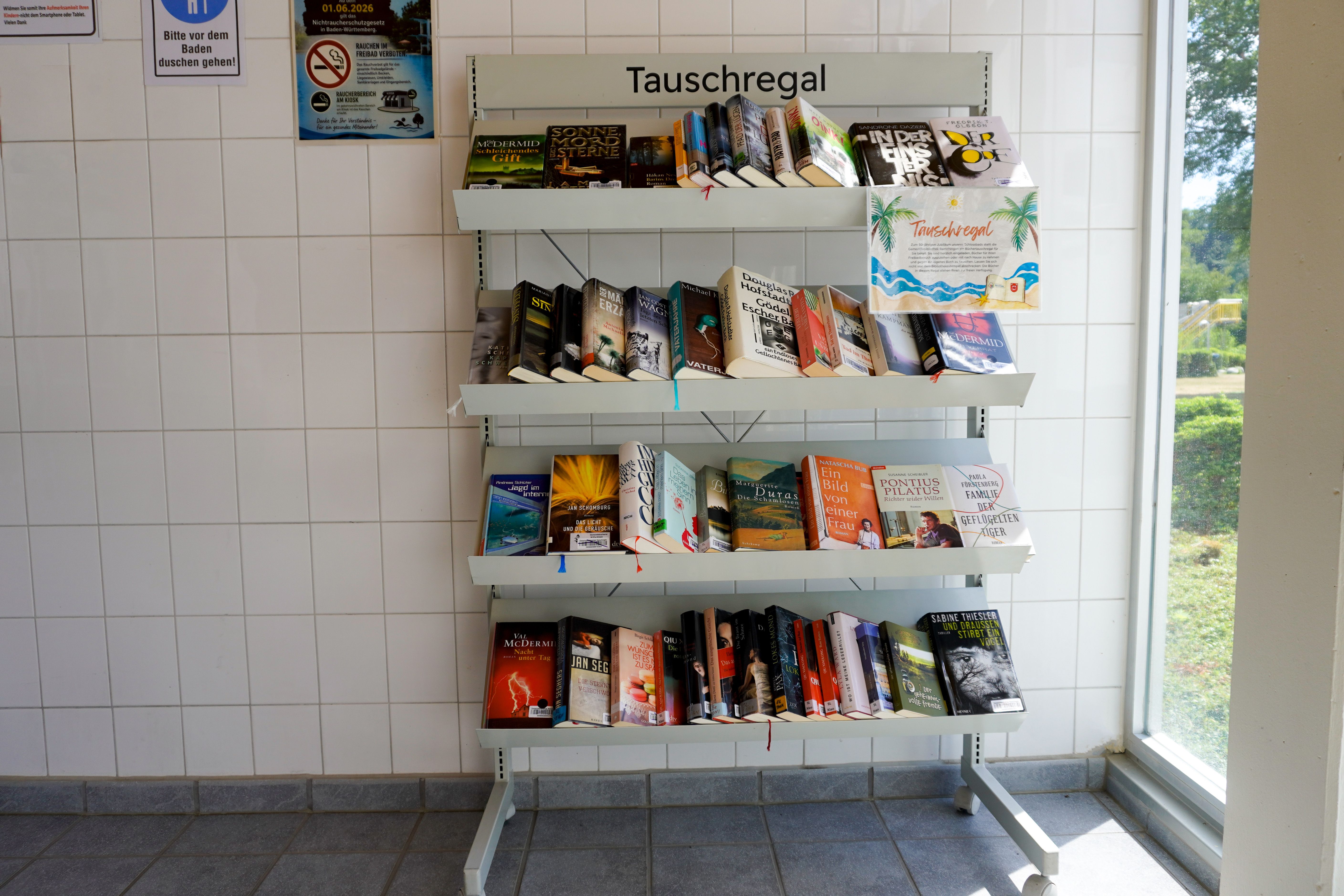 Tauschregal mit Büchern im Freibad; (c) Gemeinde Remchingen; Julian Künzig